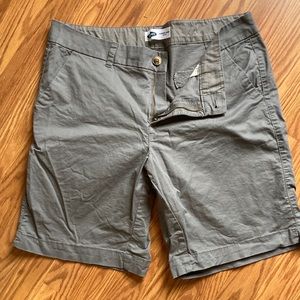 Old Navy mid rise everyday Bermuda short